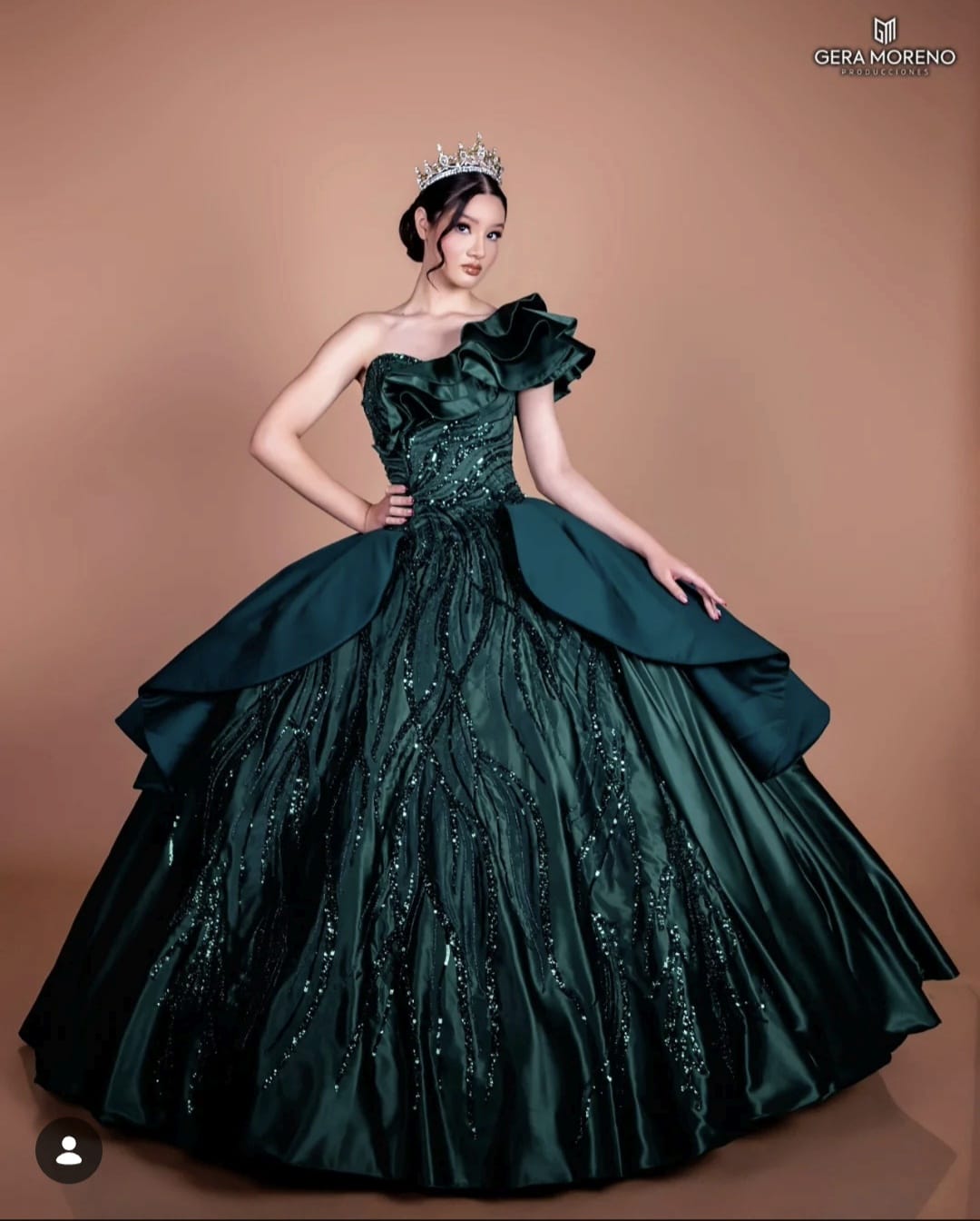 Vestido verde esmeralda con falda amplia y olán en el hombro