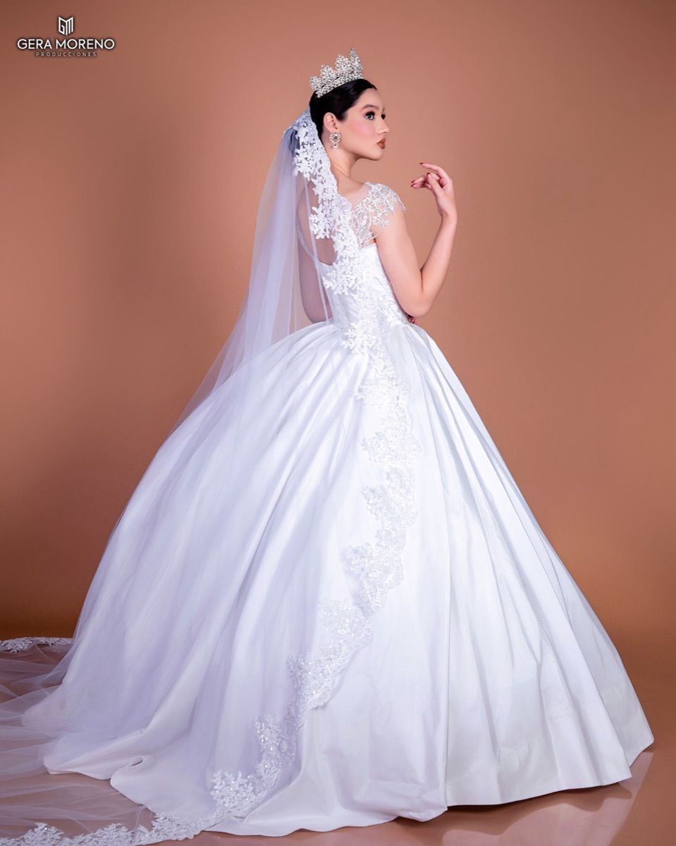 Vestido de novia blanco de corte princesa con encaje, velo catedral y cola larga