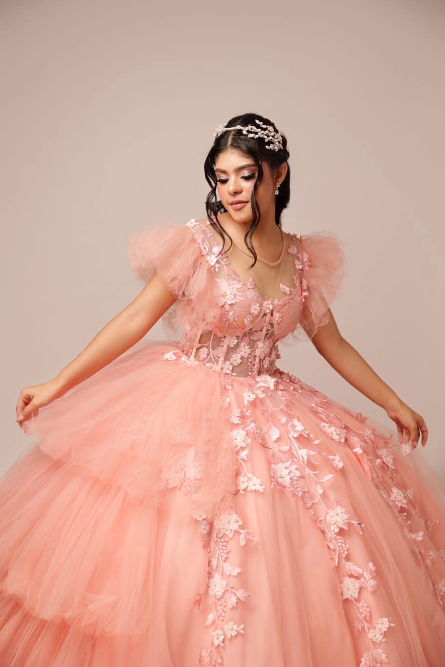 Vestido rosado con aplicaciones florales y falda de tul