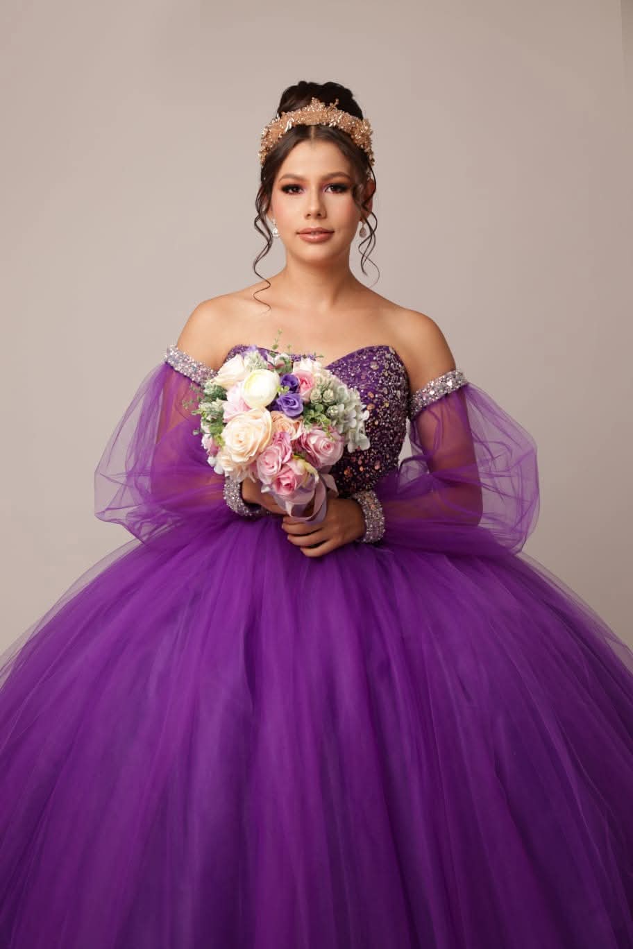 Vestido violeta con corset bordado y mangas de tul