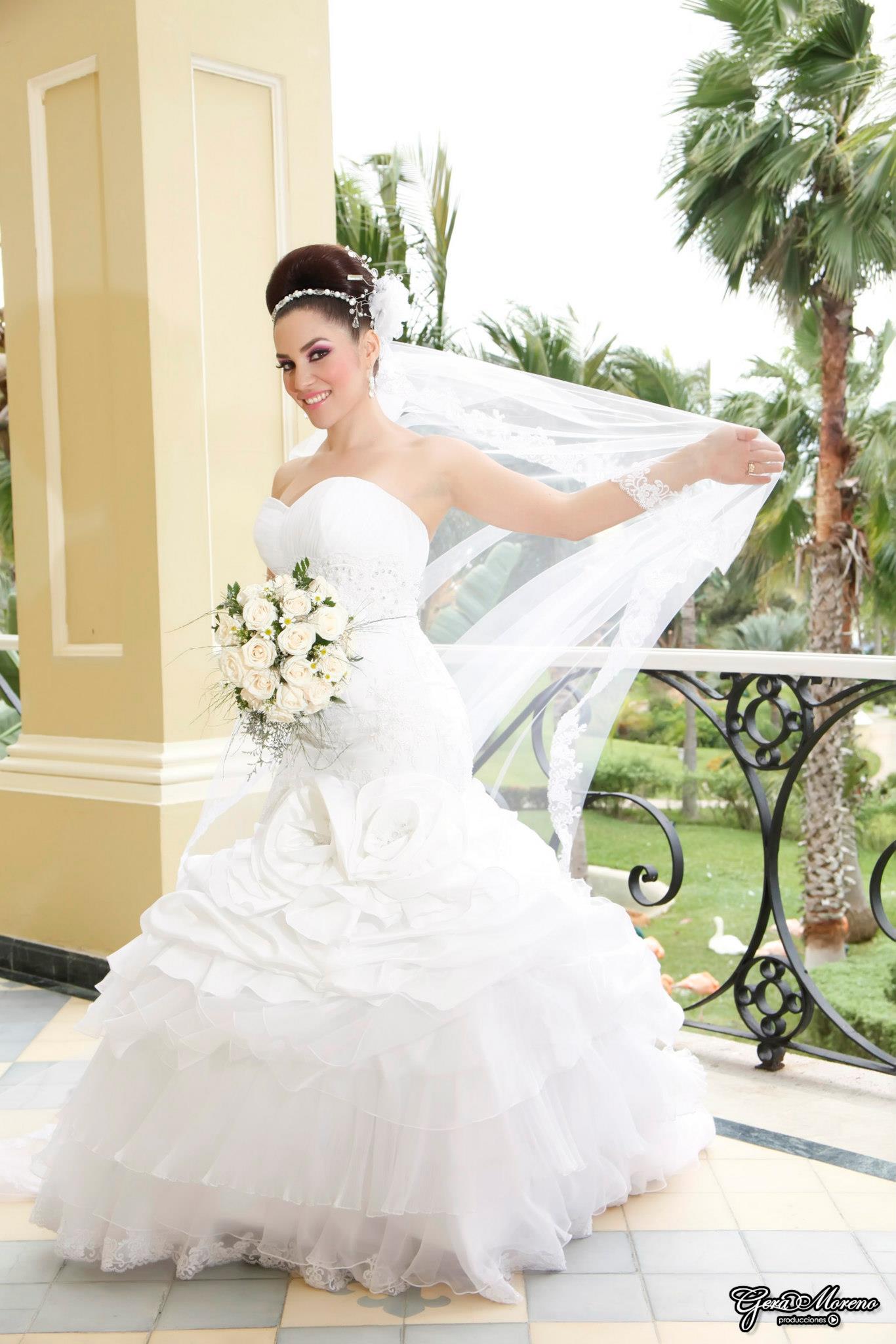 Vestido de novia blanco con velo y ramo