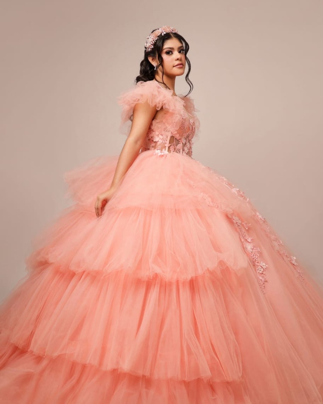 Vestido de quince años color durazno con falda amplia